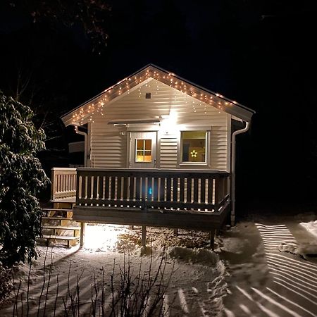 Stuga I Naturskoent Omrade Pa Vaestra Tjoern Saby Exterior foto